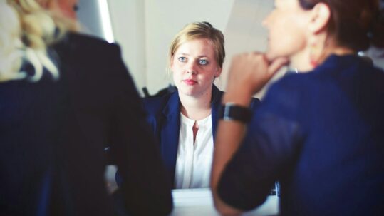 Le seul refus par un salarié d'une modification de son contrat de travail ne constitue pas une cause réelle et sérieuse de licenciement